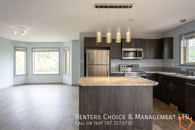 Photo du bâtiment - Executive Home in Coaldale with Extra Park...