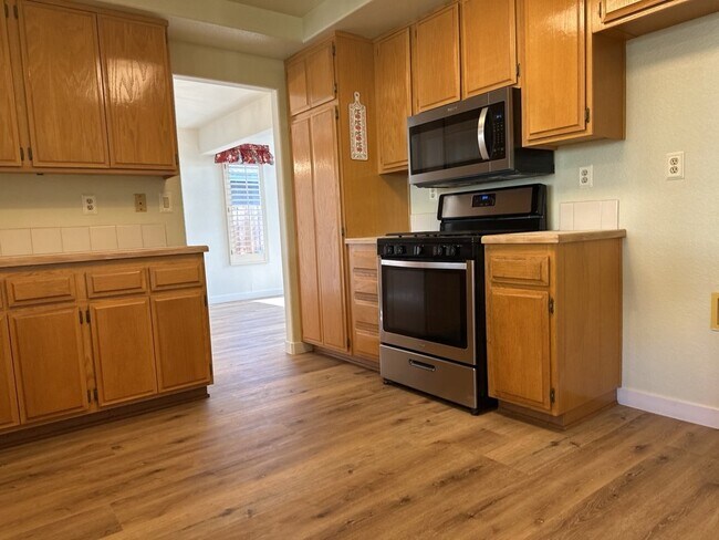 Building Photo - 4-Bedroom 2.5 Bath Home With Brand New Flo...