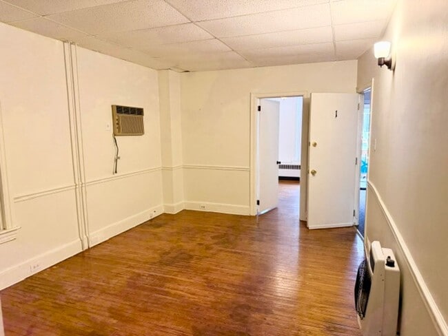 Building Photo - Convenient 1 Bedroom / 1 Bath First Floor Apartment