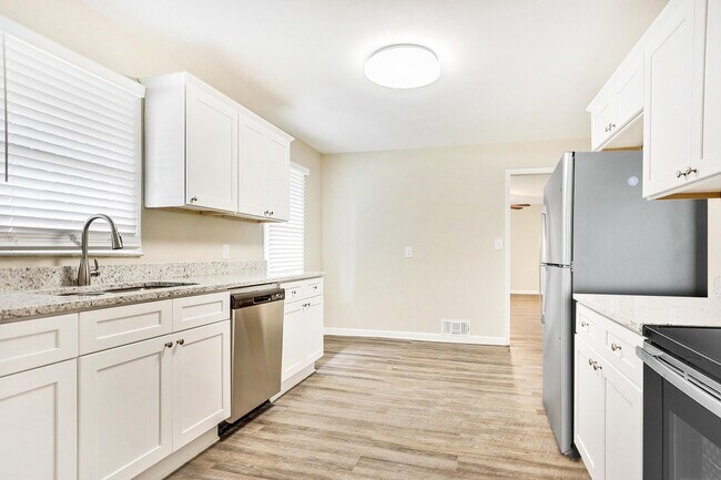 Building Photo - 2150 Macon Dr SE