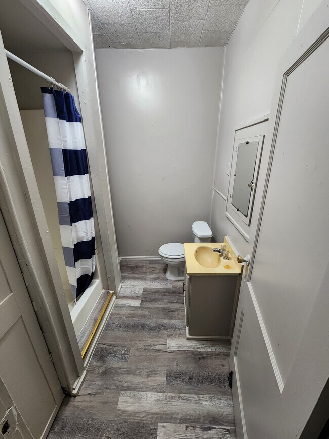 Building Photo - 426 W 15th St