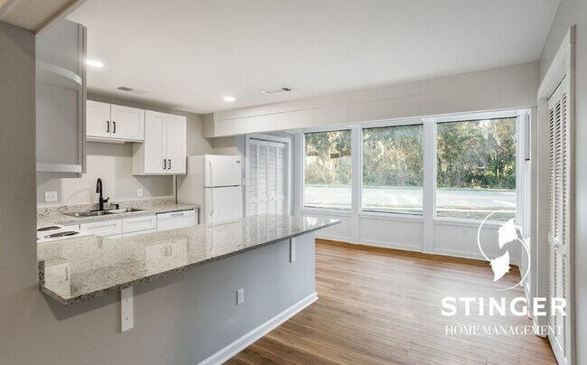 Building Photo - 2 Bedroom / 1 Bath For Rent In Tabby Oaks