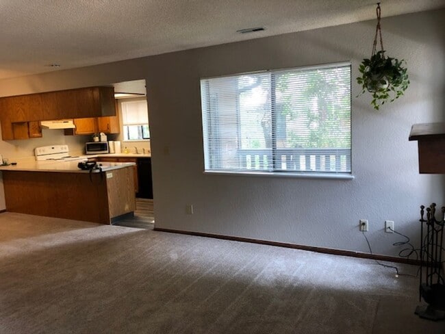 Building Photo - 6231 Willow Ln