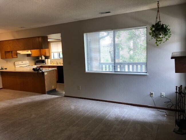 Foto del edificio - Spacious 1 bed/1bath/garage w fireplace.