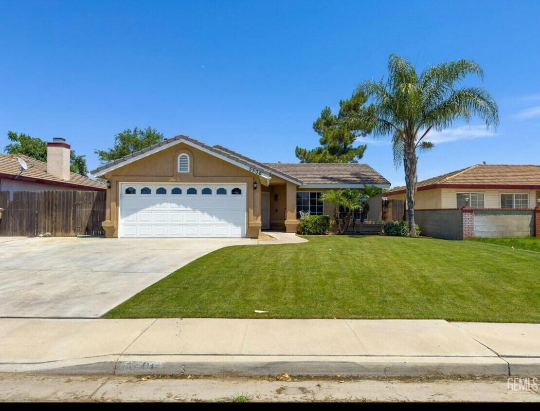 Primary Photo - Charming 3-Bed, 2-Bath Home $2,200 Deposit...