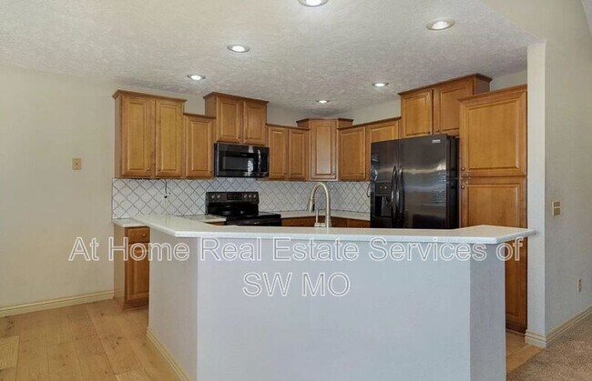 Building Photo - 122 W Sandalwood Ln