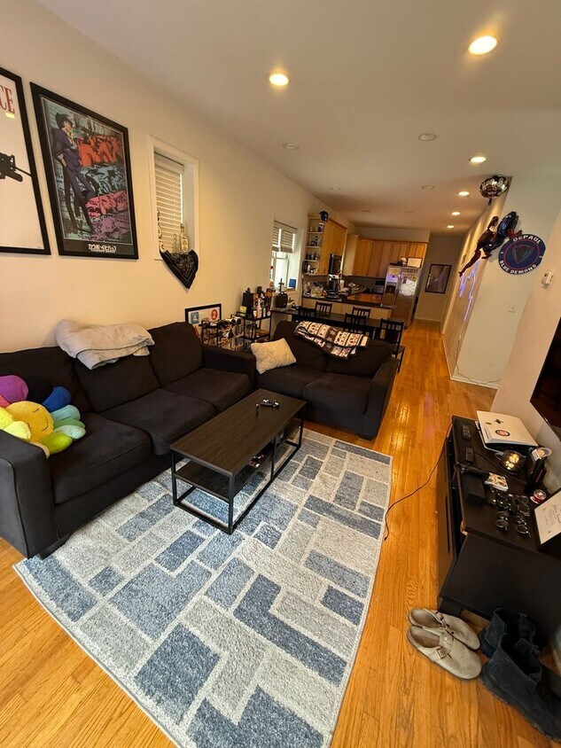 Primary Photo - 1119 W Addison St