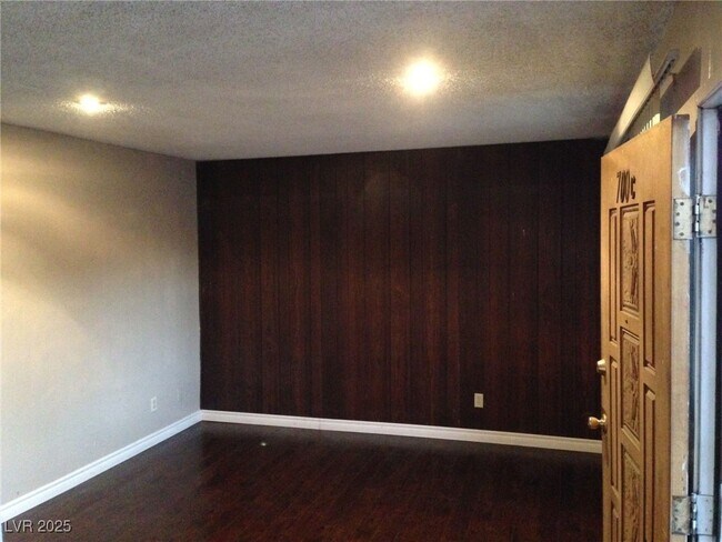 Foto del edificio - 700 E Nelson Ave