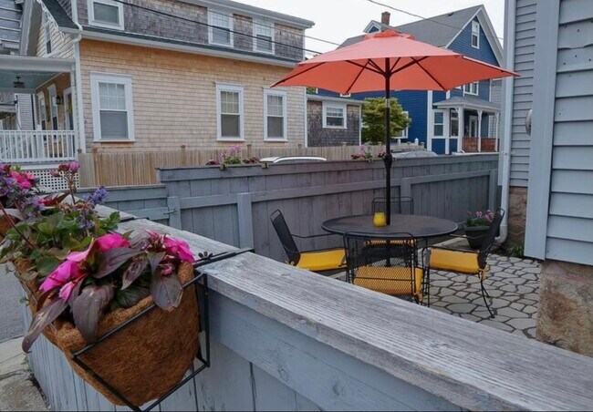 Patio privado solo para apartamentos de 1, primer piso. - 12 Cranston Ave
