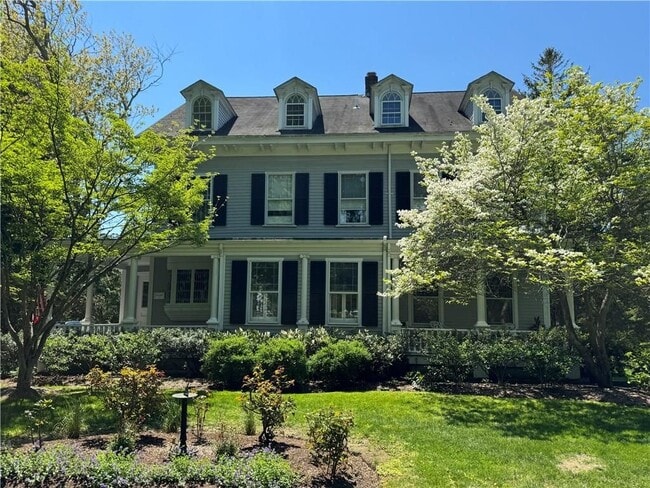 Building Photo - 141 Narragansett Ave