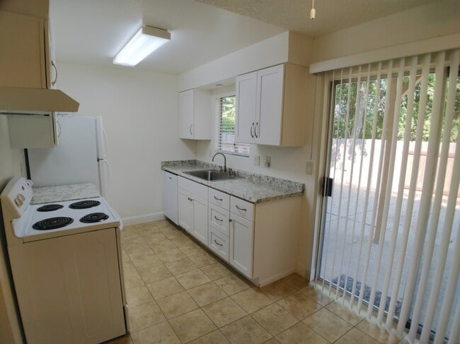 Building Photo - 1671 Bramble Pl