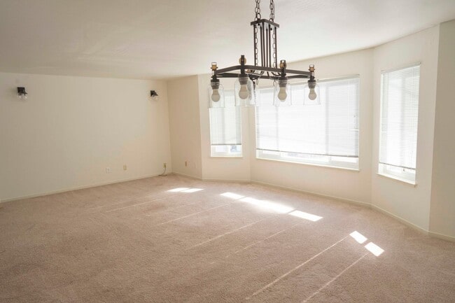 Building Photo - Mid-floor Flat in a duplex located in the ...
