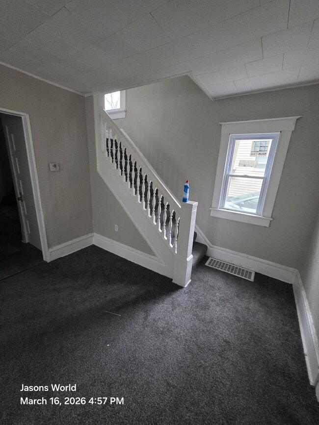 Building Photo - 2 bed 1 bath available