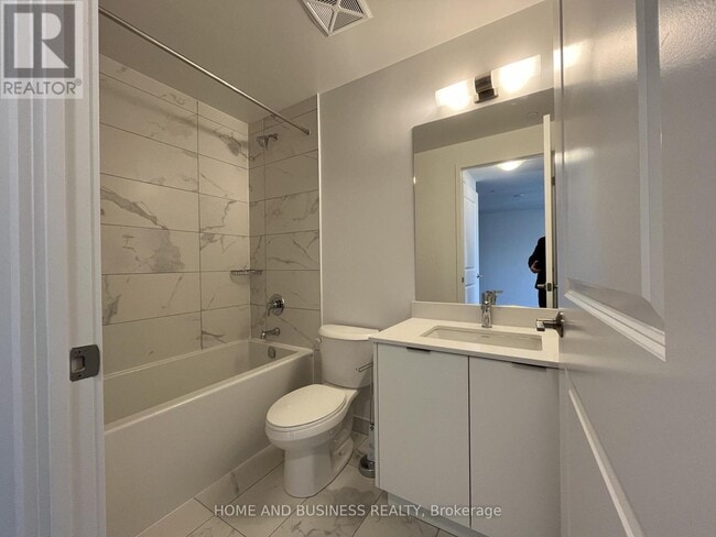 Building Photo - 202 Burnhamthorpe Rd E