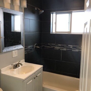 Foto del edificio - 8859 Troy St