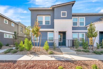 Building Photo - 484 Golden Myna Ave