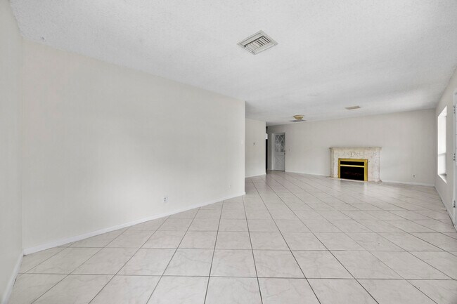 Building Photo - 1828 N Palmway