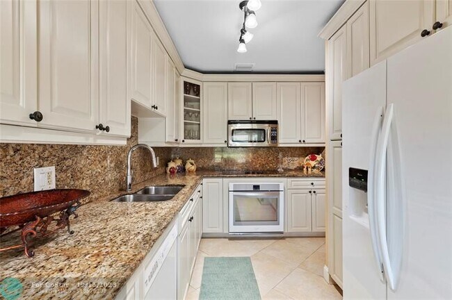 Building Photo - 8729 Chevy Chase Dr