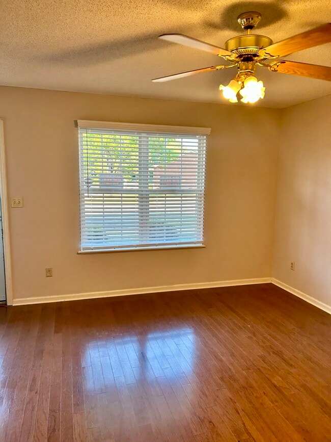 Building Photo - 102 Brandywine Dr NE