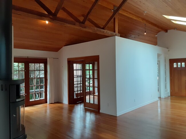 Building Photo - 638 Milwood Ave