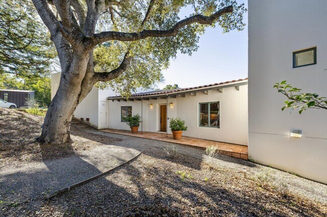 Foto del edificio - Charming 4BR Home Available in Private Portola Valley Cul de Sac