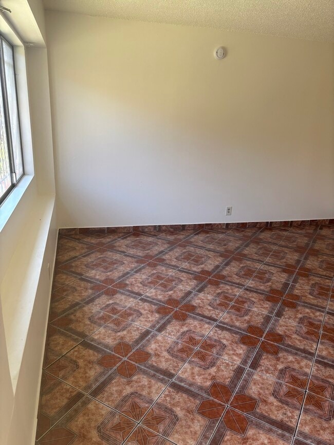 Building Photo - Pet-Friendly Spacious 4-Bedroom Condo in G...