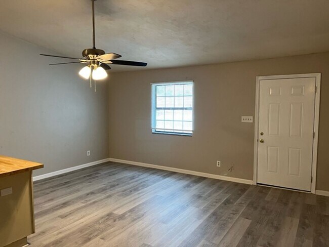 Building Photo - Check Out This 2 bedroom/1 bathroom Duplex!