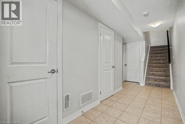 Building Photo - 79 S Creek Dr