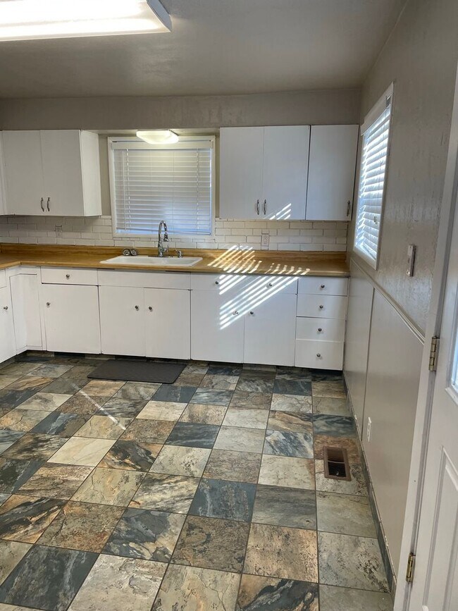 Building Photo - Great home near OIT and Hospital