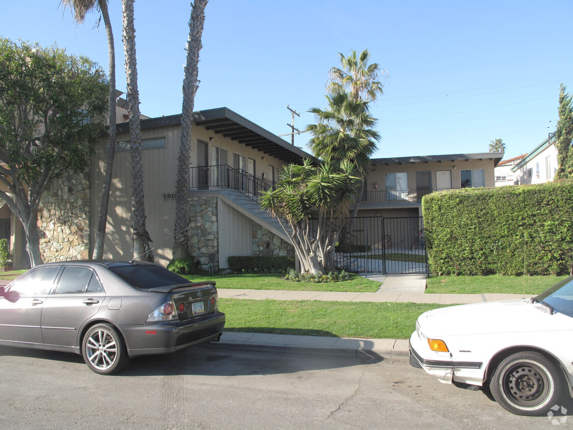 Primary Photo - 5910 Naples Plaza