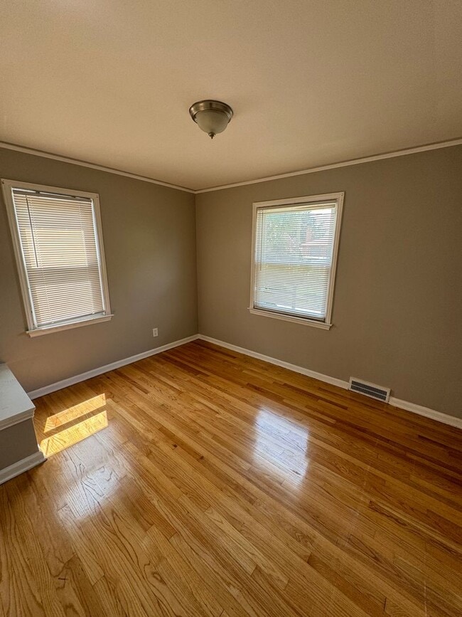 Foto del edificio - COMING SOON! 3-Bedroom Brick Colonial in Greenwich