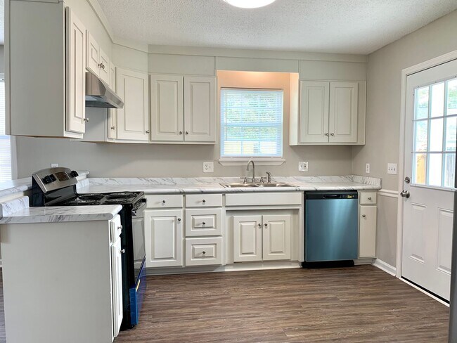 Building Photo - 3BD/2B Renovated Home in Blue Pool Subdivi...