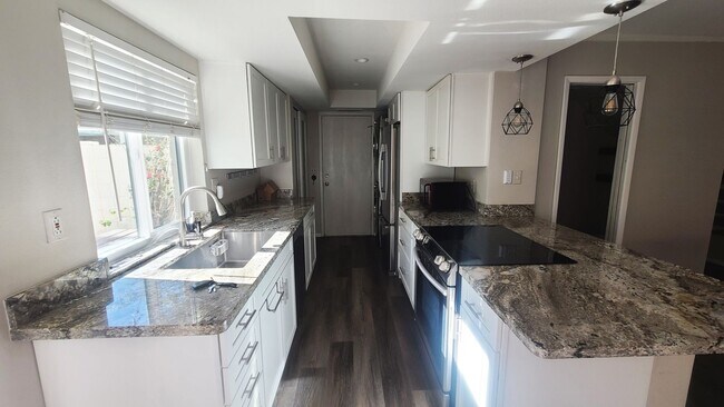 Foto del edificio - Pointe South Mountain 2-bedroom condo, gat...