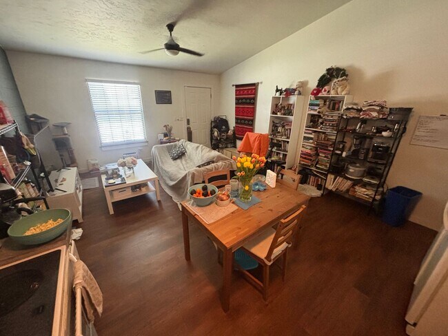 Foto del edificio - Modern Townhouse Just Minutes from Campus!