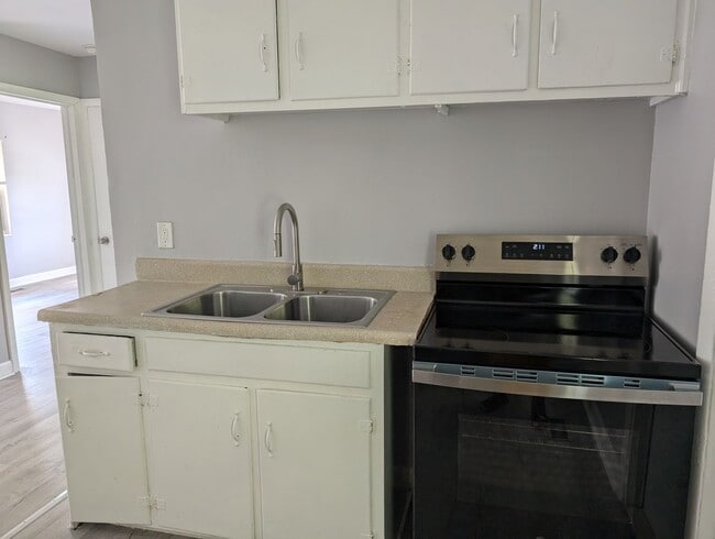 Building Photo - 1 Story Duplex located in the Greenwood Pa...