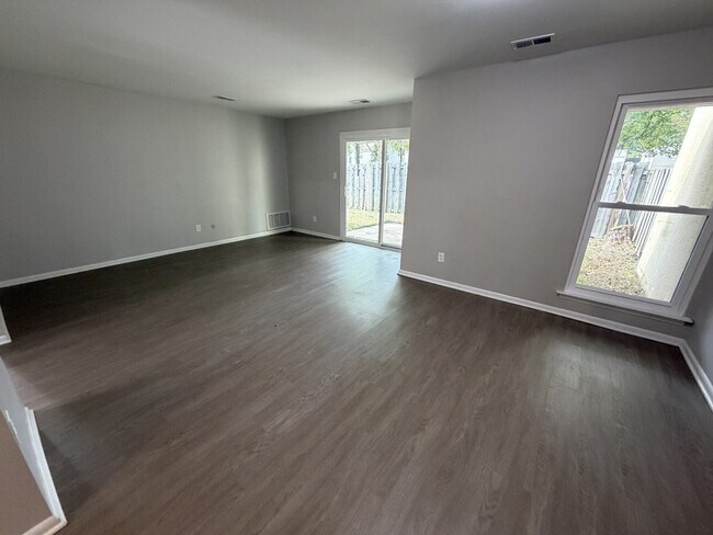 Foto del edificio - 1455 Longdale Dr