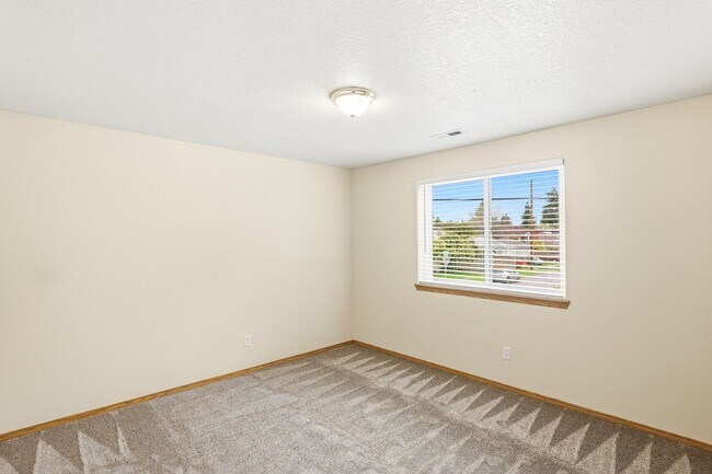 Building Photo - 3 Bedroom Home Near Woodstock Neighborhood