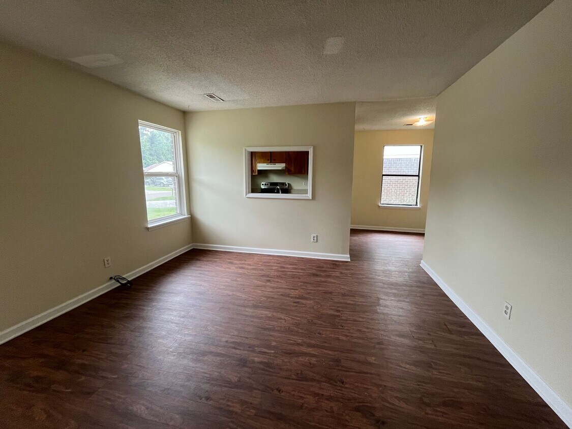 Building Photo - AVAILABLE NOW! Cute 2 bedroom duplex in co...