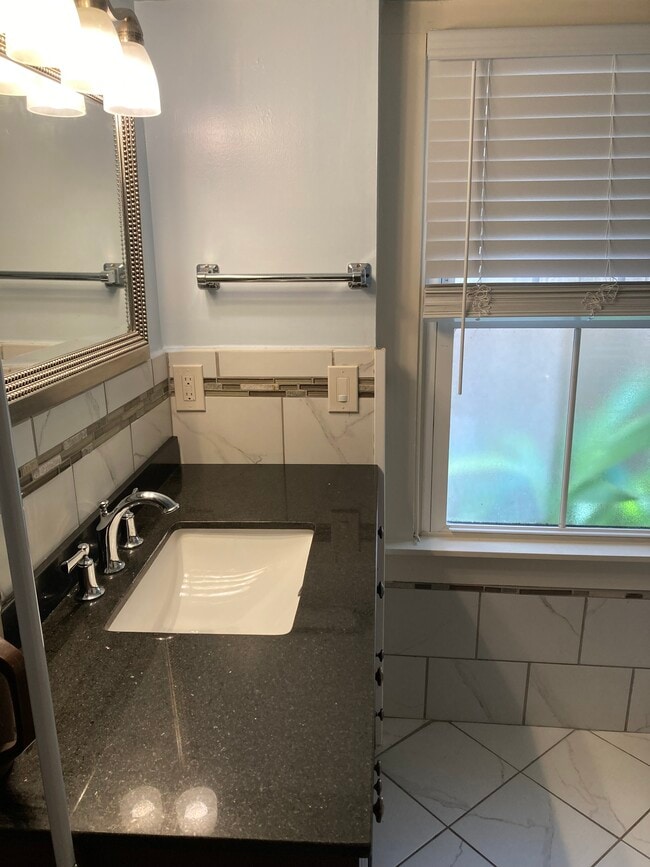 Baño grande completamente alicatado con gran espacio de almacenamiento. - 1561 Webster St