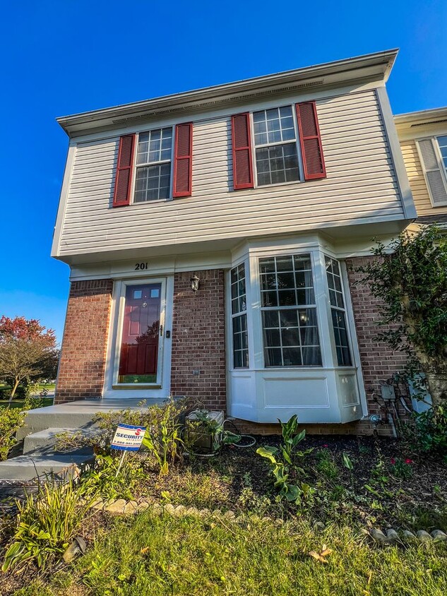 Primary Photo - End Unit Townhouse in Seven Oaks