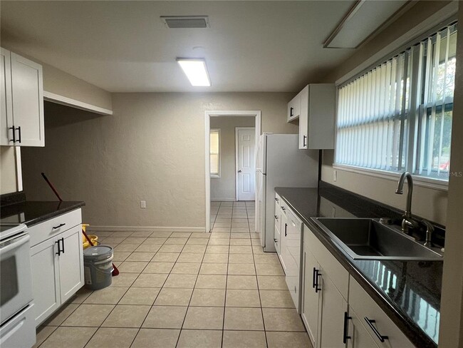 Foto del edificio - 1568 NE 10th St