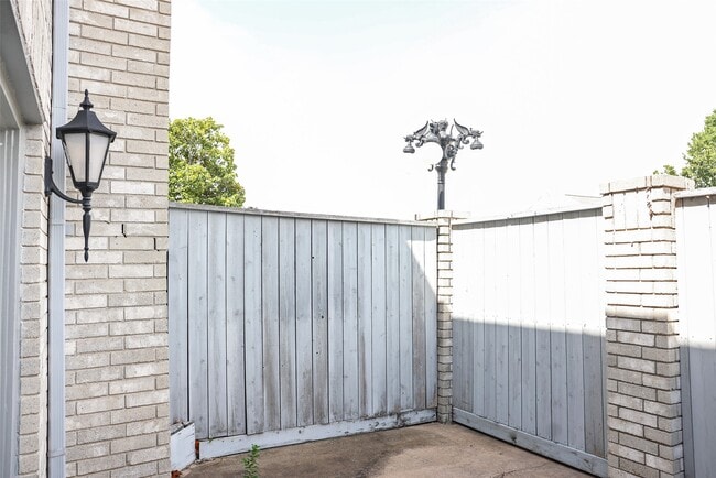 Building Photo - 290 Wilcrest Dr