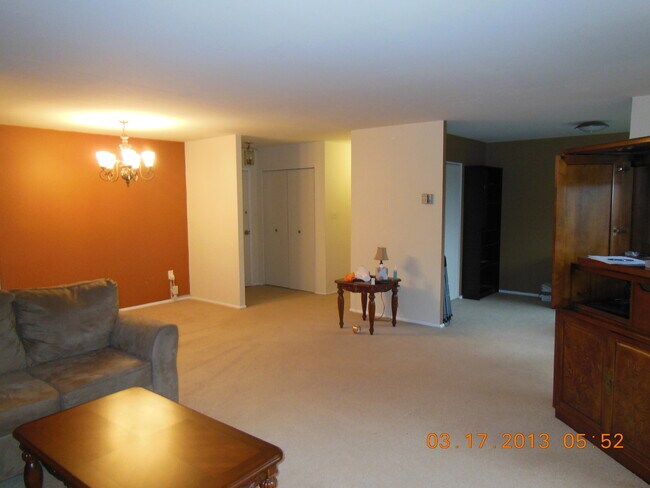 Building Photo - 1 Bed & Den -  All Utilities included
