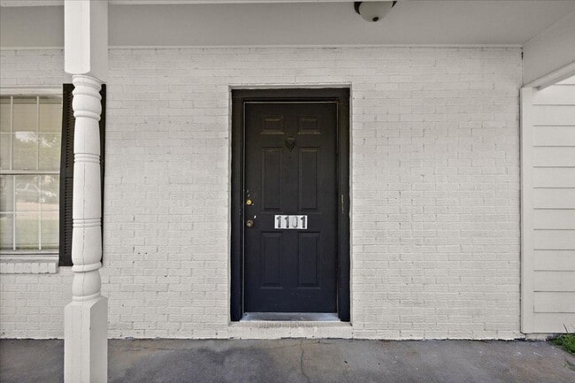 Building Photo - Just renovated 2 bed 1.5 bath townhome