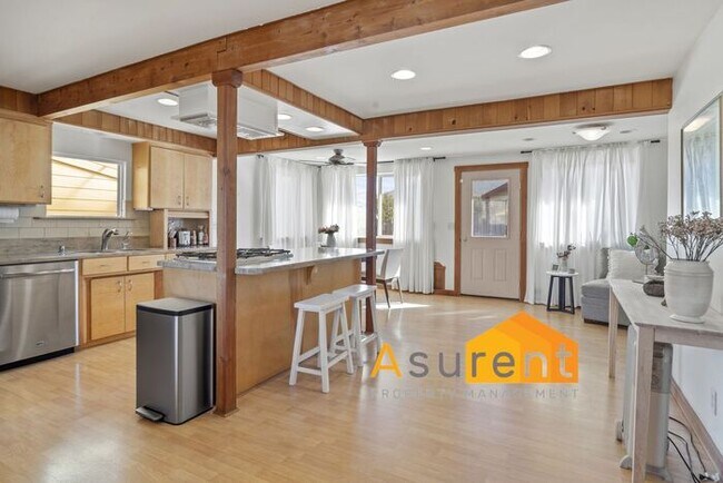 Foto del edificio - Amazing Fully Renovated Custom Furnished H...