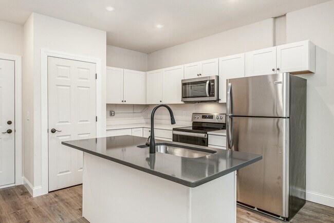 Foto del edificio - 2577 N Downer Ave