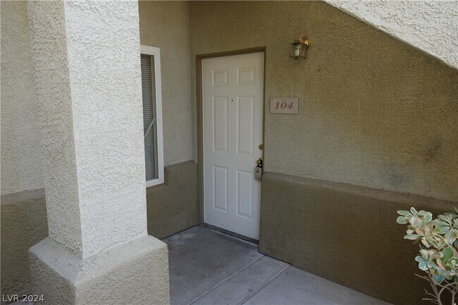 Building Photo - 6156 Pine Villa Ave
