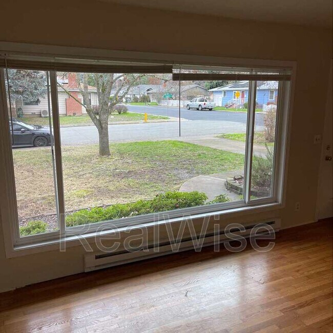 Building Photo - 443 NE Baker Dr
