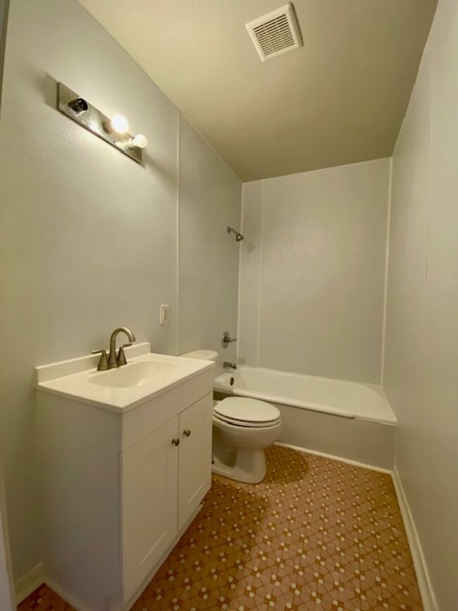 Building Photo - 4 Bedroom 2 Bath Freshly Renovated Home in...