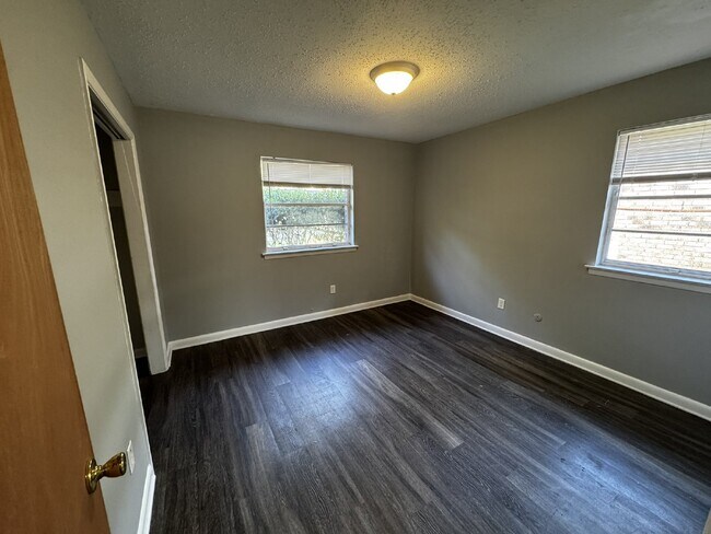 Foto del edificio - Duplex For Rent